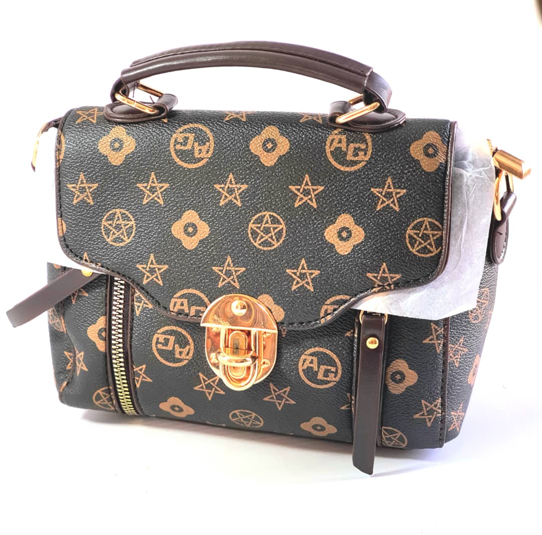 Sac à main à motifs luxe noir et doré avec fermeture métallique brillante - Image 1